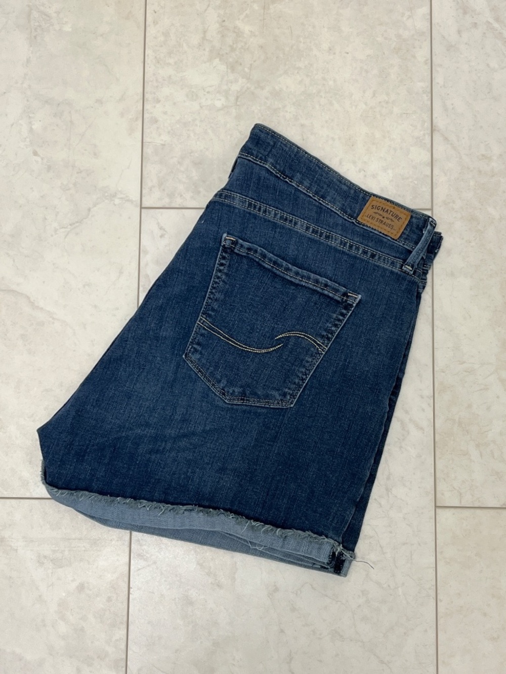Women's Levi's Signature High Rise Shorts 18 34W